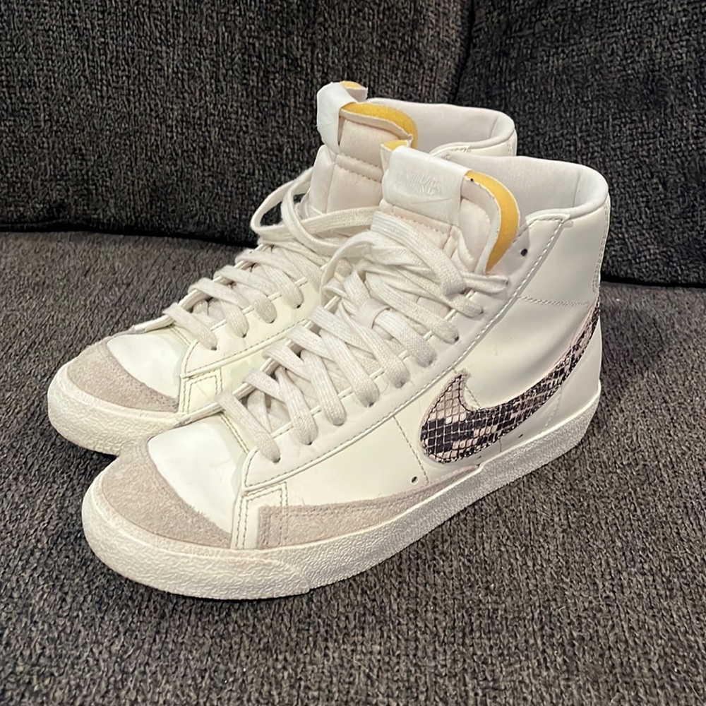 Woman’s Nike blazer mid 77 SE  great used condition